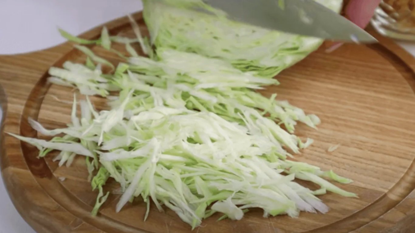 швидкий рецепт салату з капустою, кукурудзою, копченою ковбасою та сухариками