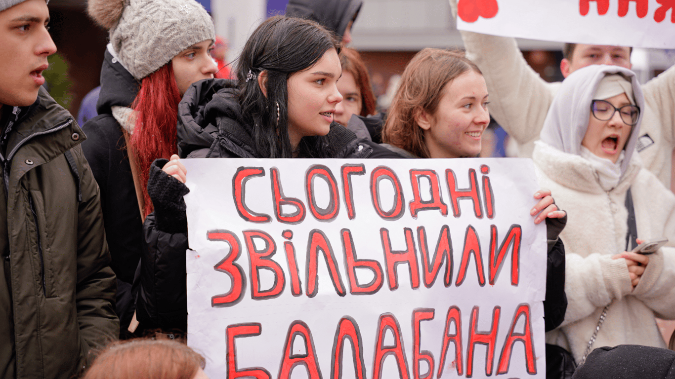 Митинг студентов КНУКиИ — уволенного преподавателя требуют вернуть