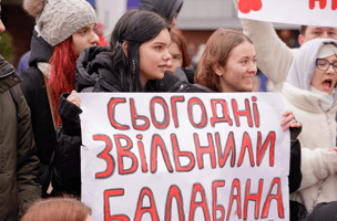 Вимагають повернути викладача — фоторепортаж з мітингу в КНУКіМ - 304x171