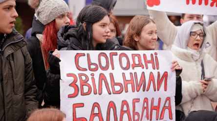 Требуют вернуть преподавателя — фоторепортаж с митинга в КНУКиИ - 290x166