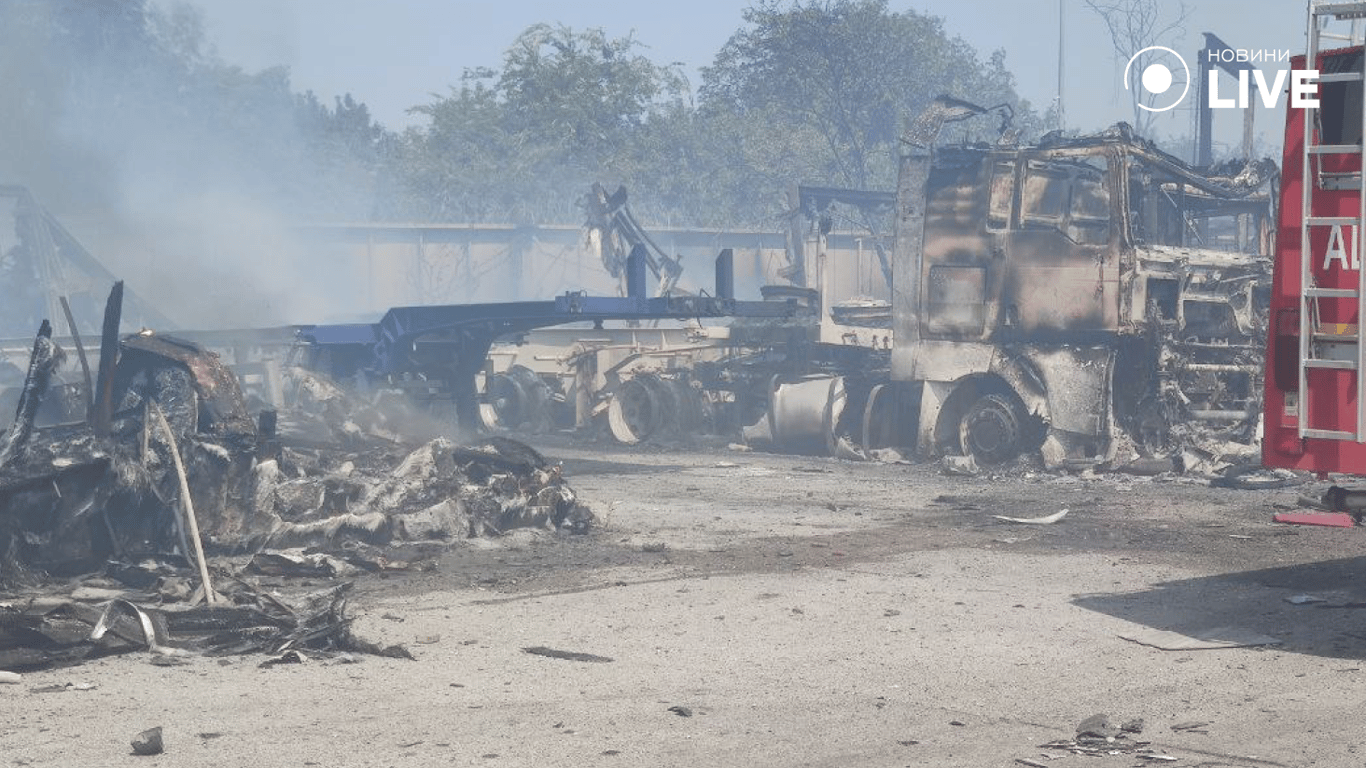 Машини згоріли від ракетного удару. Фото: Новини.LIVE