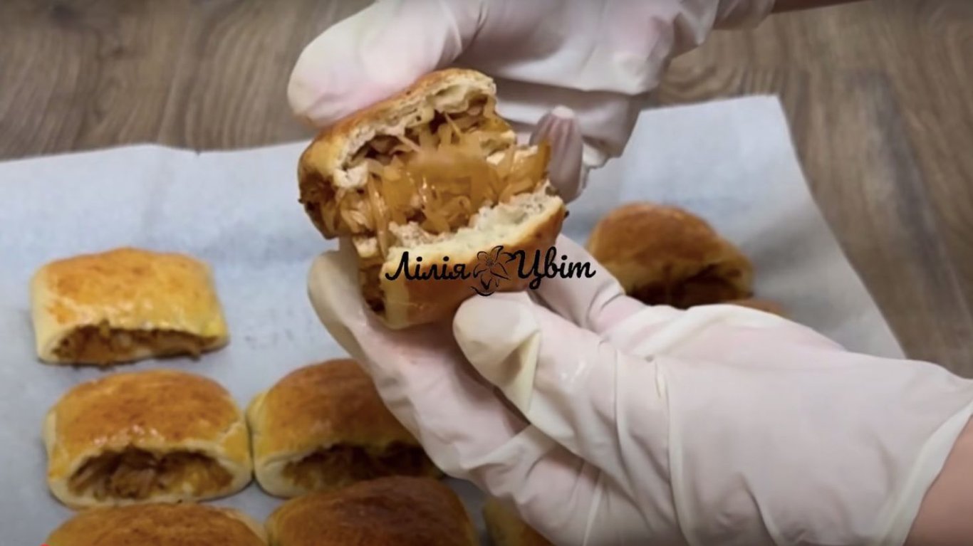 рецепт швидких пиріжків з капустою, які довго не черствіють