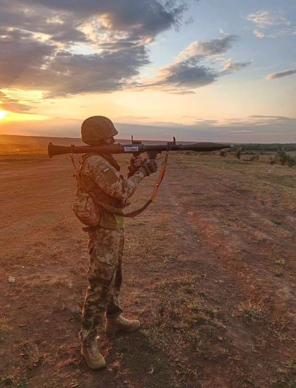 Боец ВСУ выполняет боевое задание