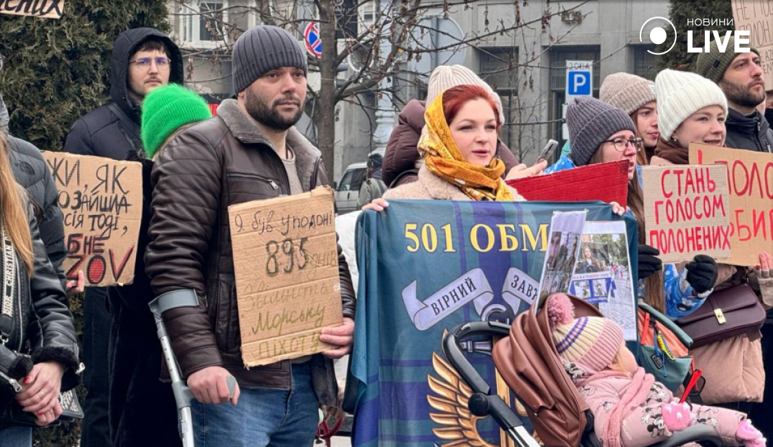 Львів'яни на акції в честь підтримки полонених