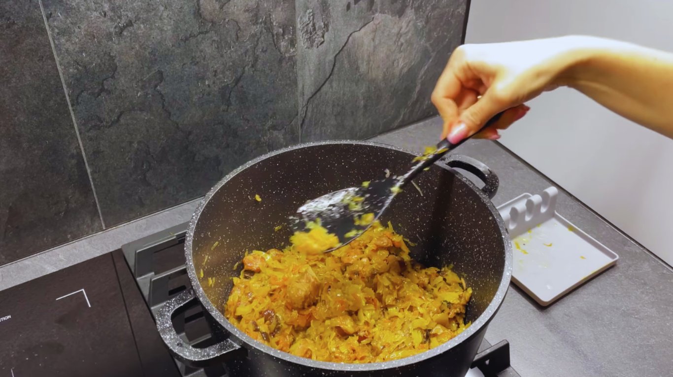 смачний бігос з мясом та капустою