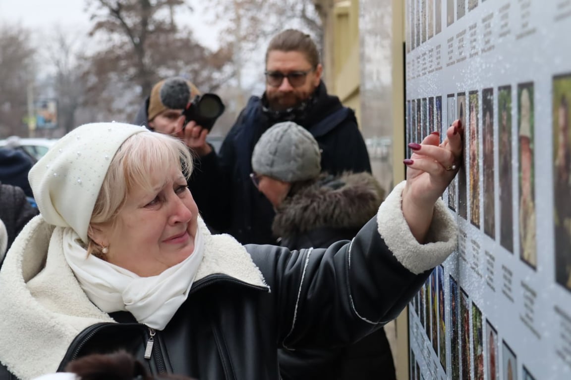 Жінка плаче біля портрету загиблого військового. Фото: Veterans Hub Odesa 