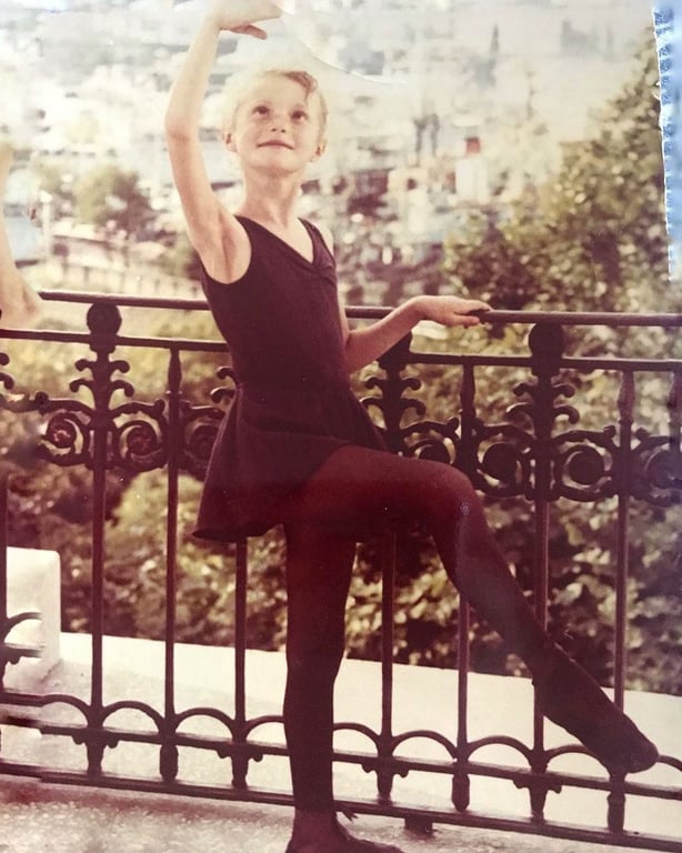 Слава Камінська замилувала власним шкільним фото в рідній Одесі - фото 1