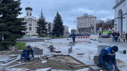 На Майдане Незалежности в Киеве начали менять брусчатку, — местные паблики - 285x160