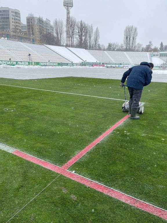 Стадион Украина во Львове засыпало снегом