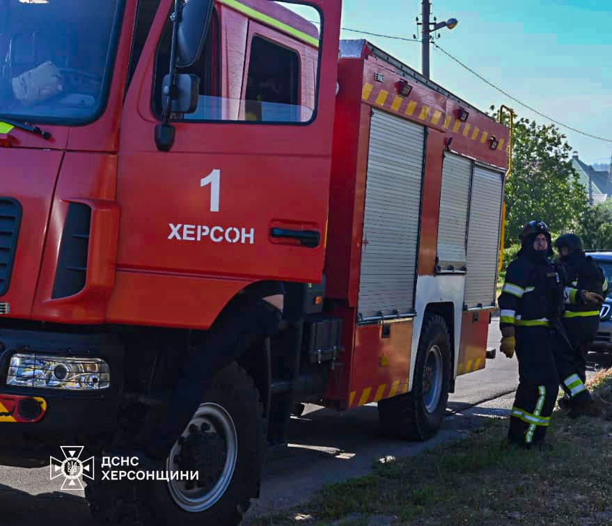 Спасатели тушат пожар. Фото: ГСЧС