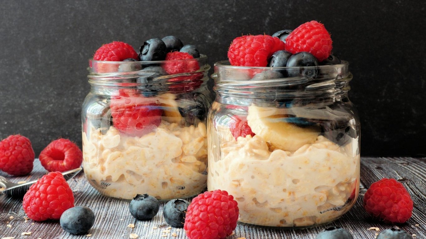 Berry Overnight Oats in a jar — Healthy breakfast recipe