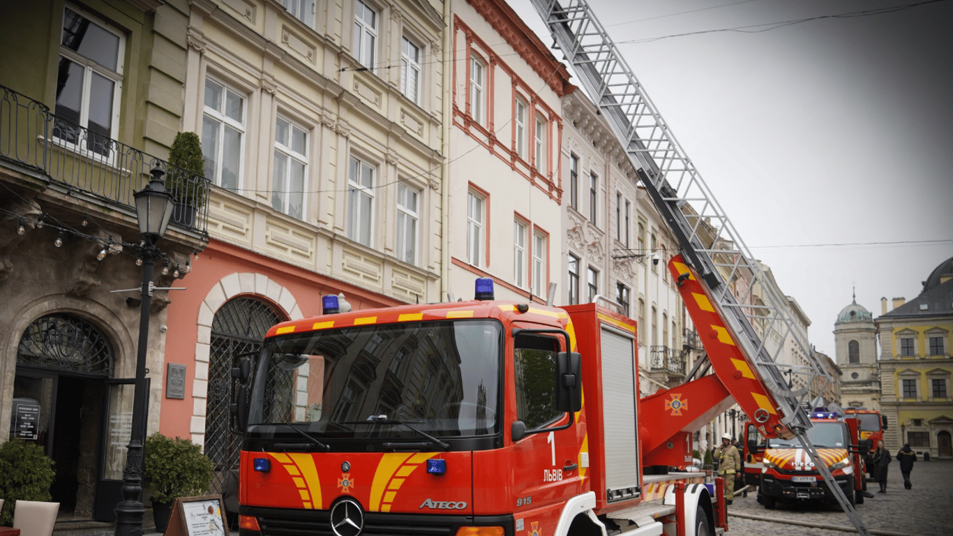 Пожар в центре Львова — в ГСЧС сообщили подробности возгорания