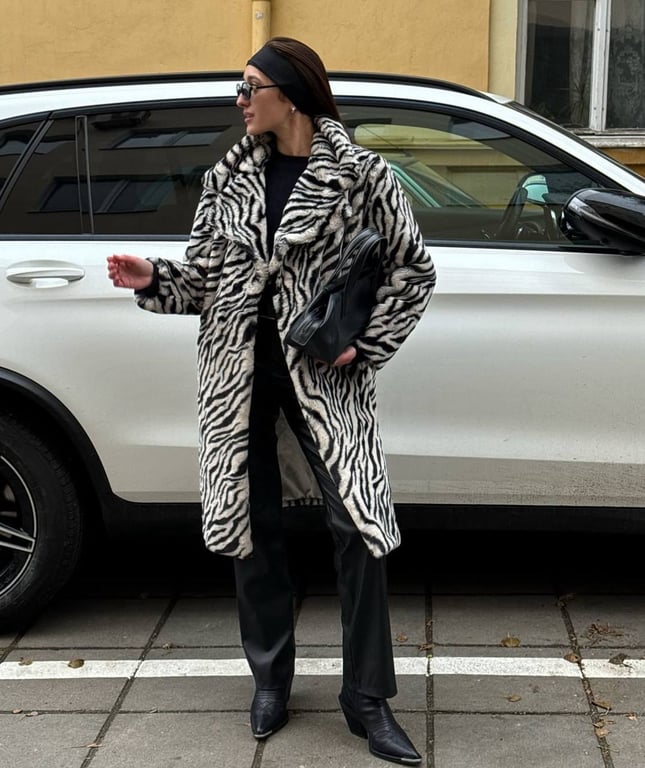 Чорно-білі смуги в одязі в тренді цієї осені 