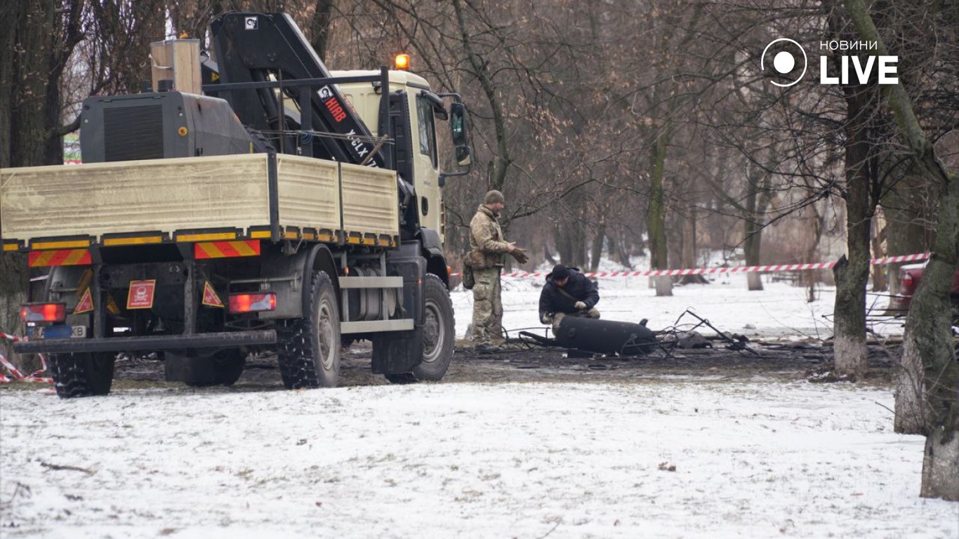 На одній з вулиць Києва сапери прибирають нерозірваний ворожий снаряд