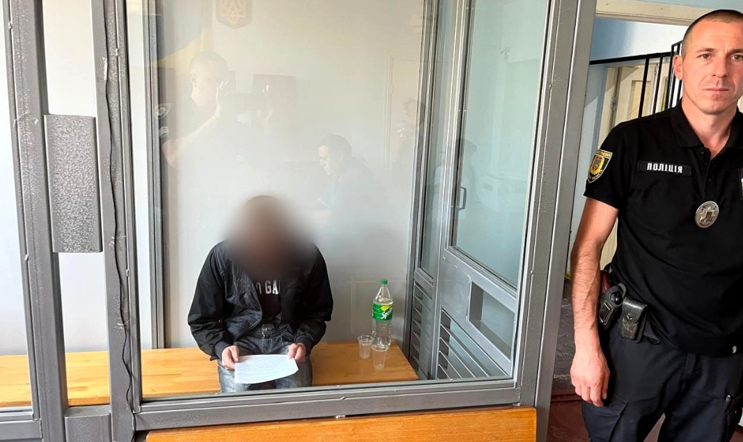 Подозреваемый за убийство под стражей.