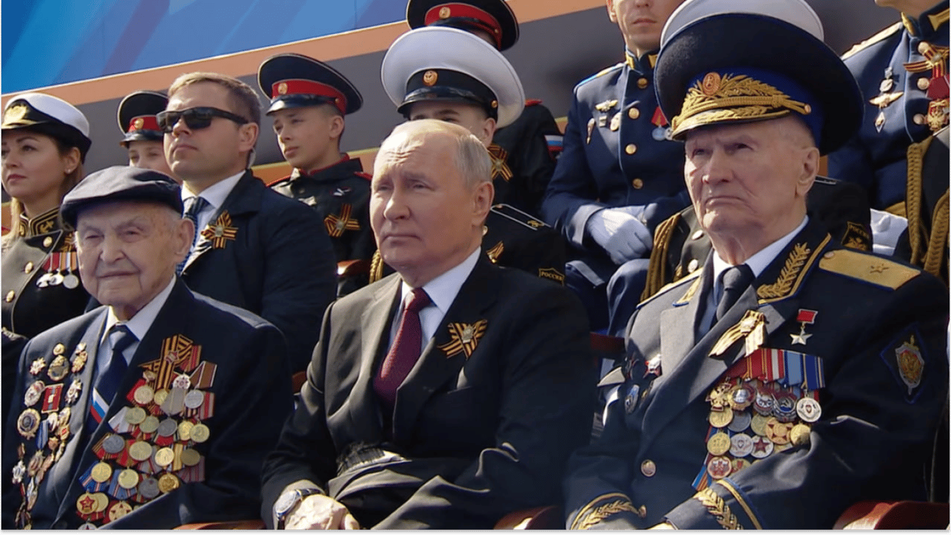 На параді в Москві біля Путіна сиділи колишні члени НКВС та КДБ