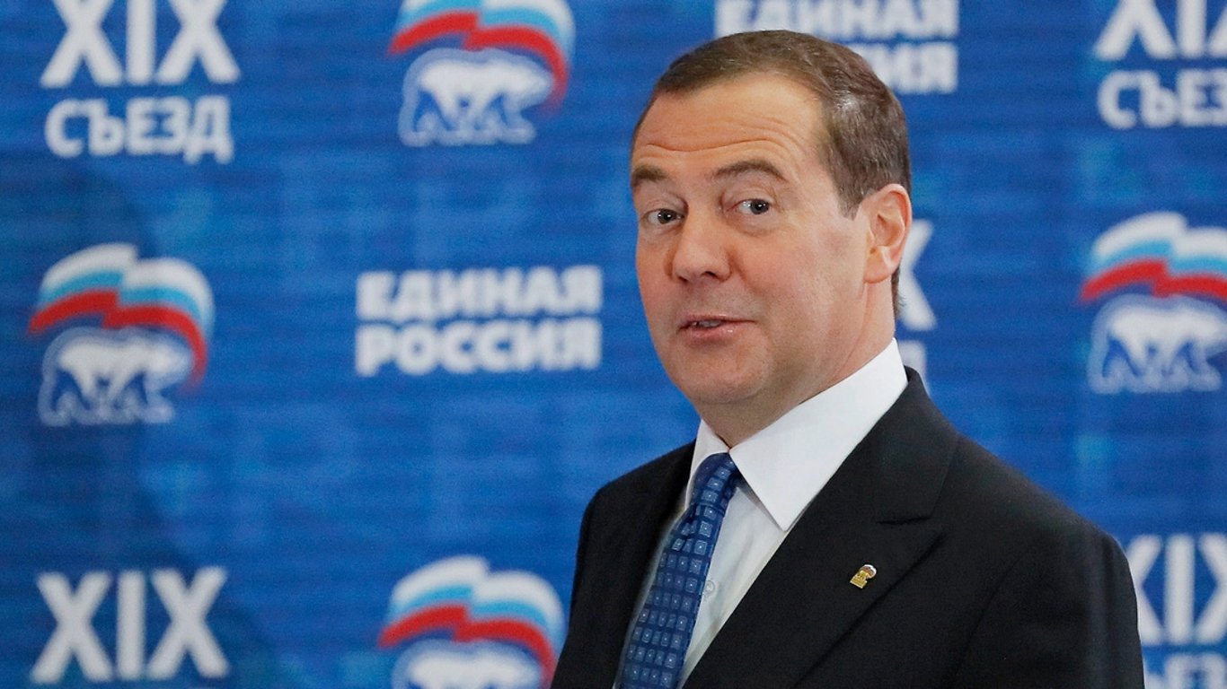 Коктейли для Медведева: Польша одобряет алкоголь с наркотиками