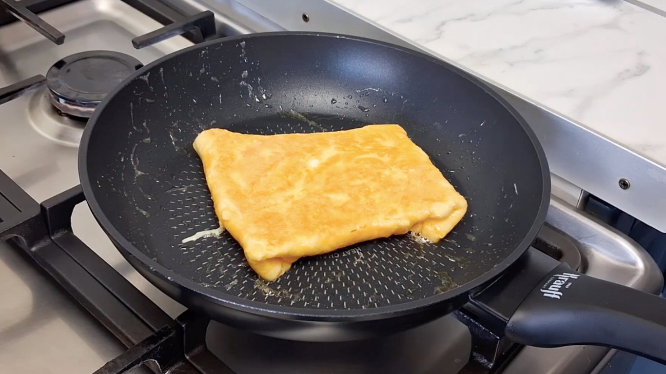 рецепт омлету зі шпинатом та сиром на сніданок