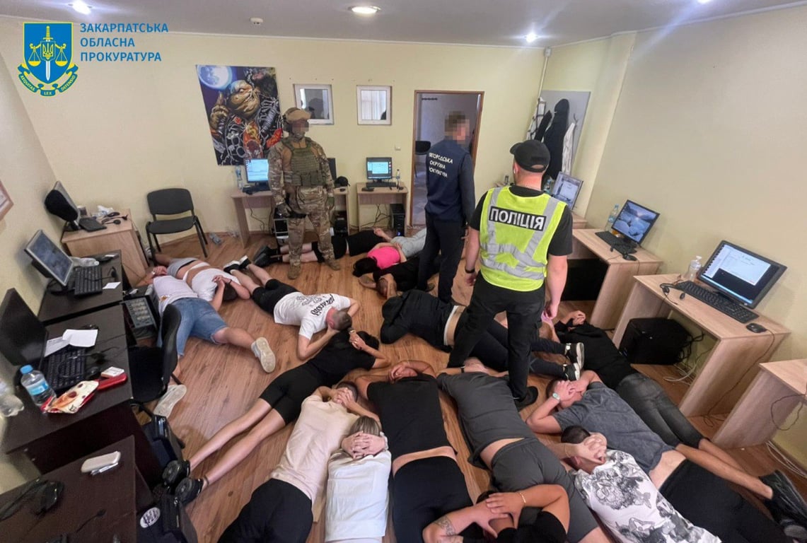 Правоохранители и задержанные фигуранты, обманывающие граждан стран ЕС