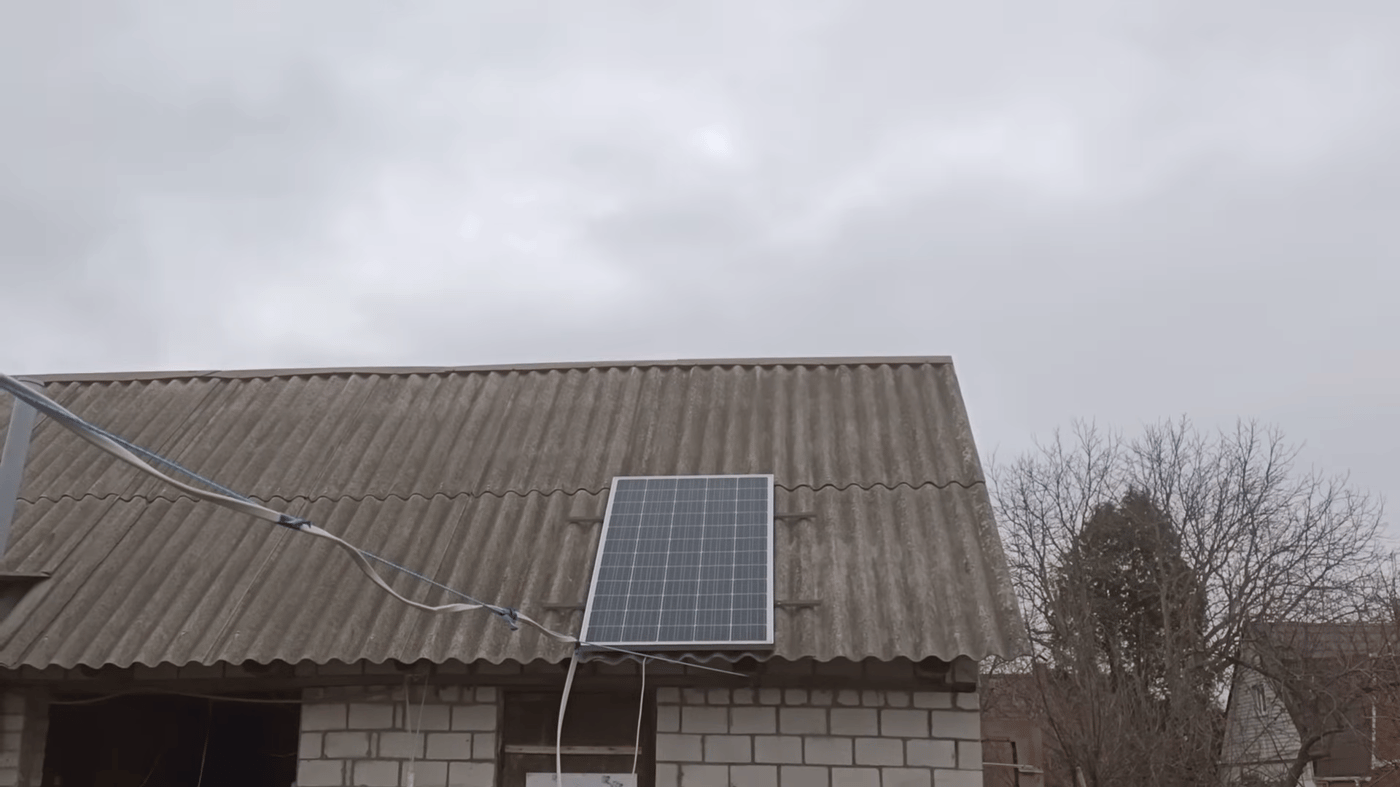 Одна солнечная панель на крыше дома