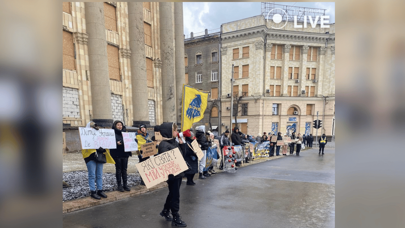 Жители Харькова вышли на акцию в поддержку пленных защитников