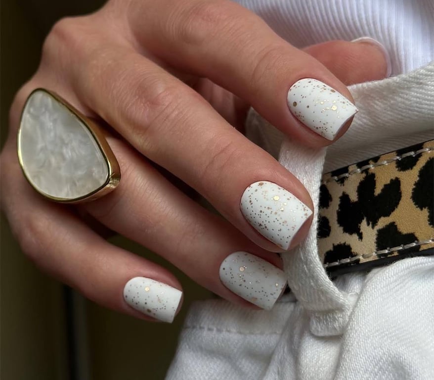 Fashionable milk color on the nails