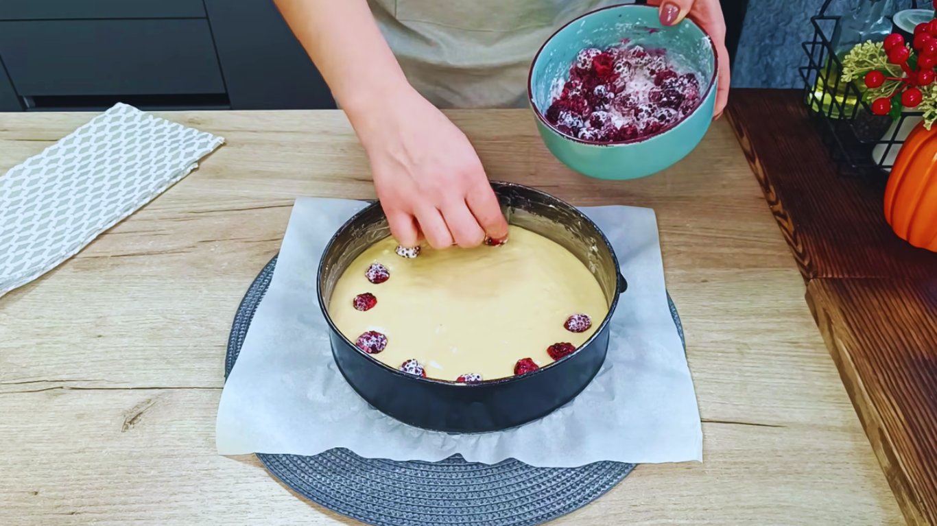 пиріг з манкою та вишнями