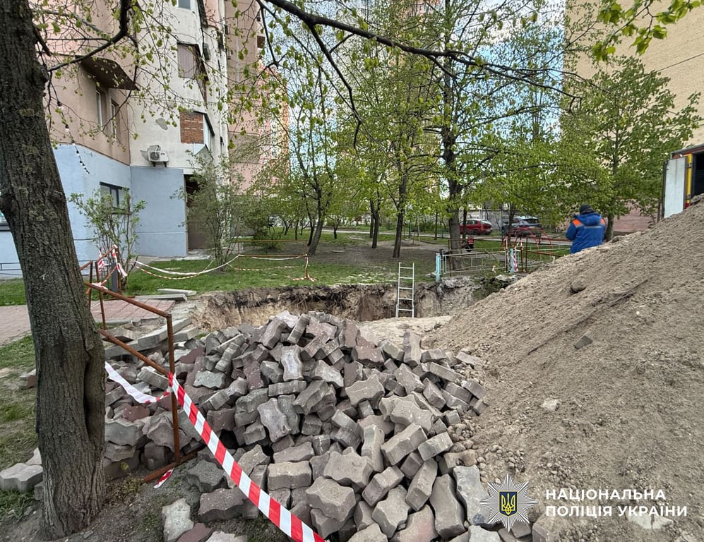 У Києві дівчина впала в яму з водою