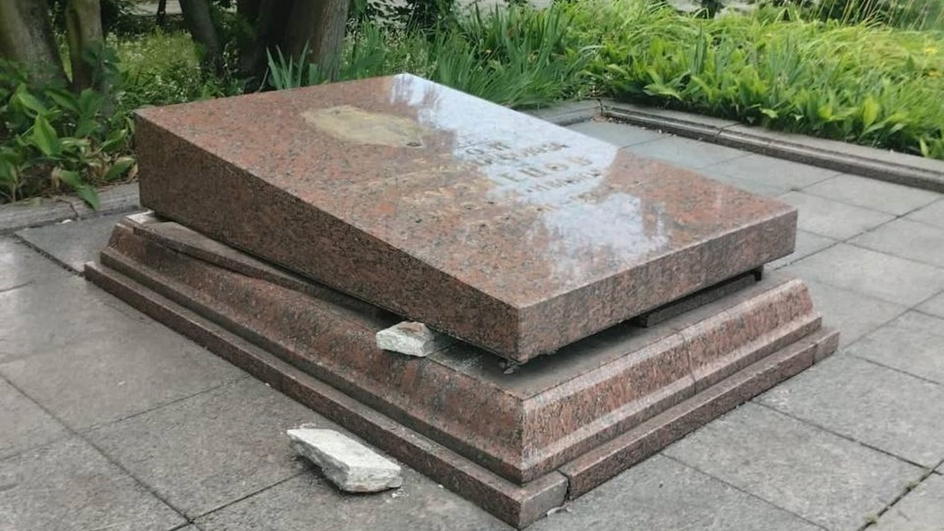 Во Львове пытались украсть прах советского разведчика: что известно