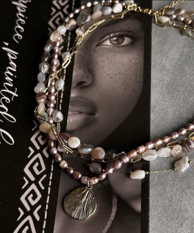 Pendants with shells are ideal for the summer season