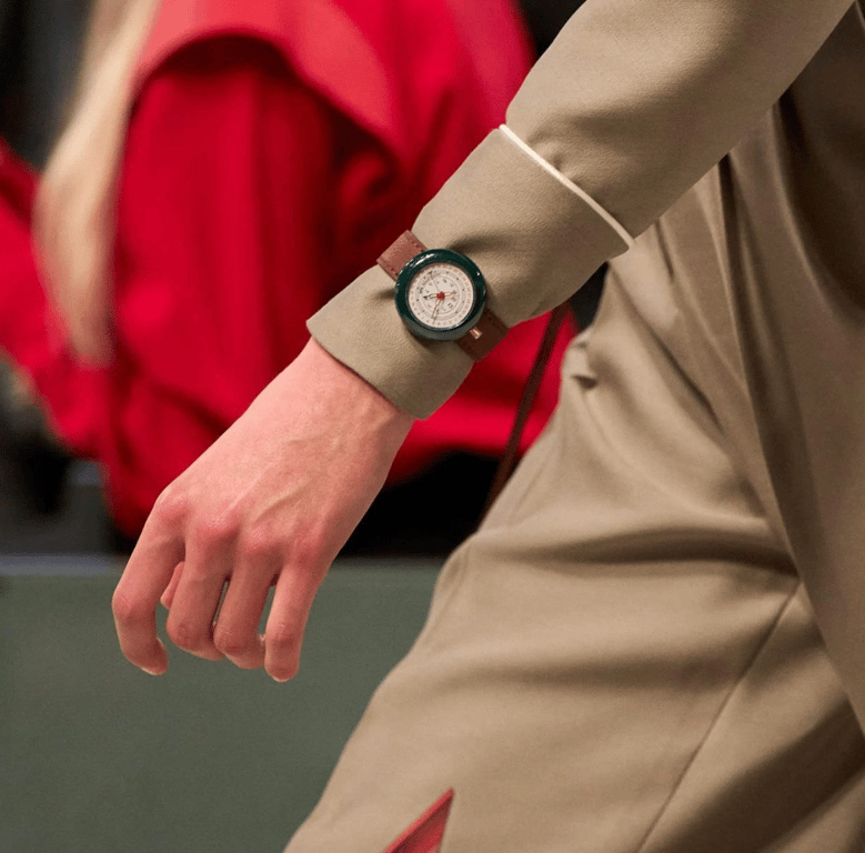 Годинник поверх манжета знову в моді