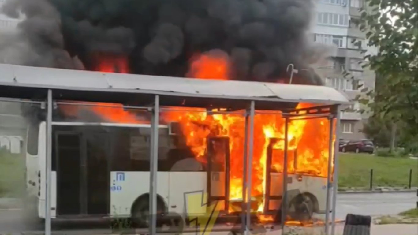 Во Львове посреди дороги загорелся автобус с пассажирами