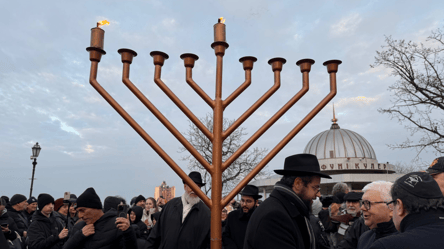 Свічки проти темряви — в Одесі запалили перший вогонь ханукії - 290x160