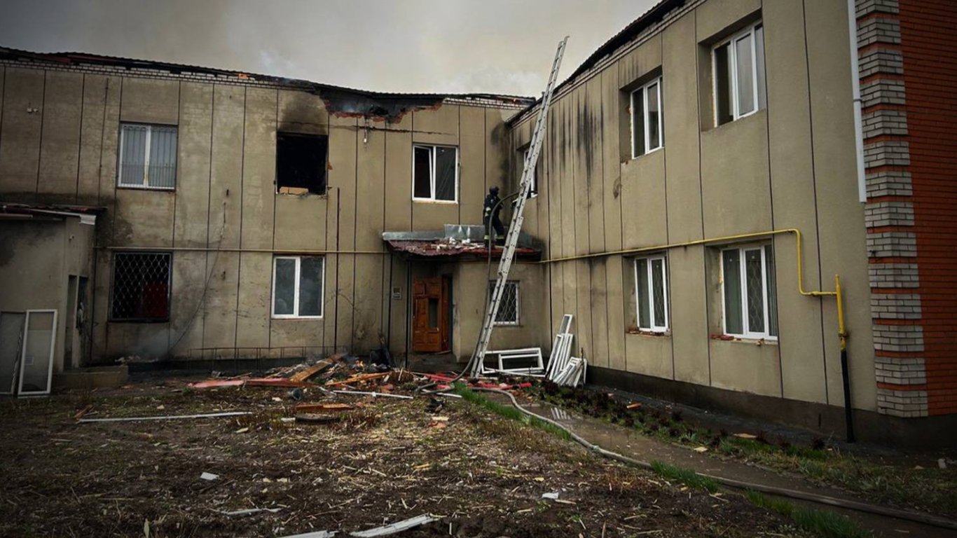 Російський дрон влучив у податкову в центрі Новгорода-Сіверського