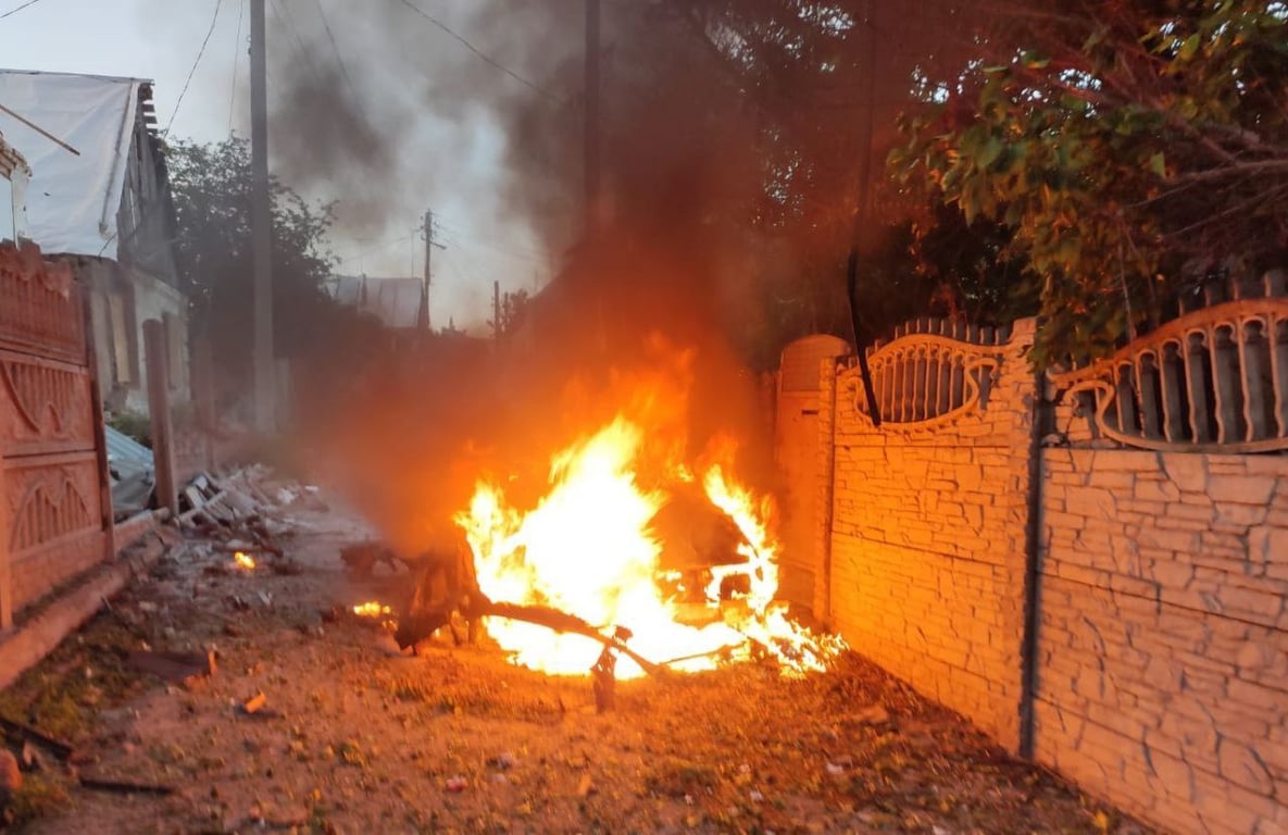 Оккупанты в очередной раз обстреляли Никополь — пострадали два частных предприятия - фото 1