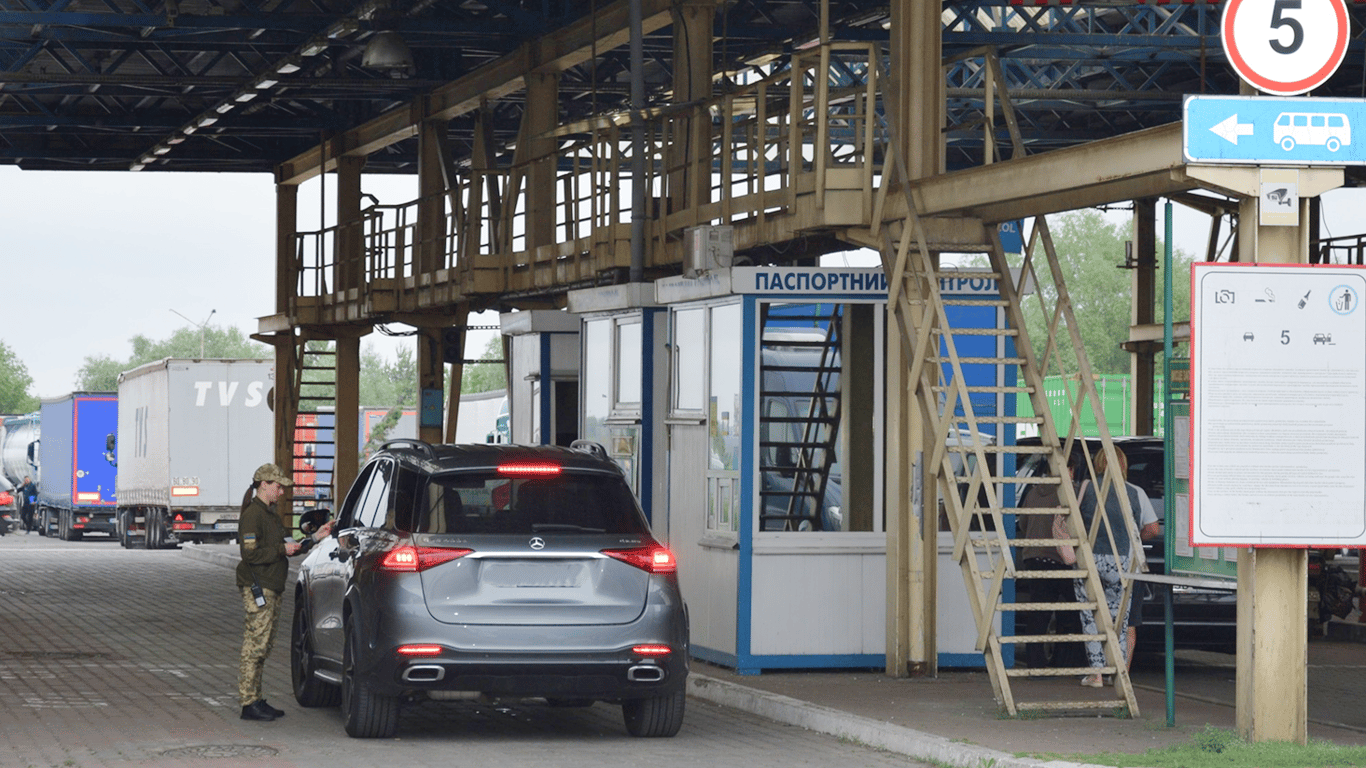 На четырех КПП зафиксированы очереди на выезд из Украины