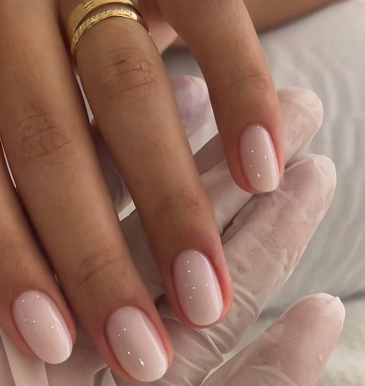 Чому люди все частіше почали робити простий манікюр