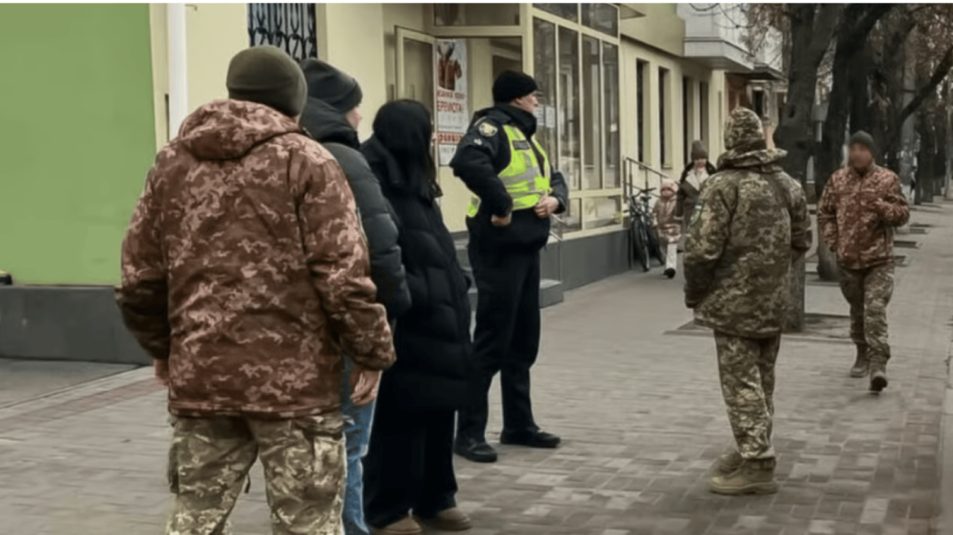 Пропонував поліцейським хабар, щоб не везли до ТЦК: що вирішив суд