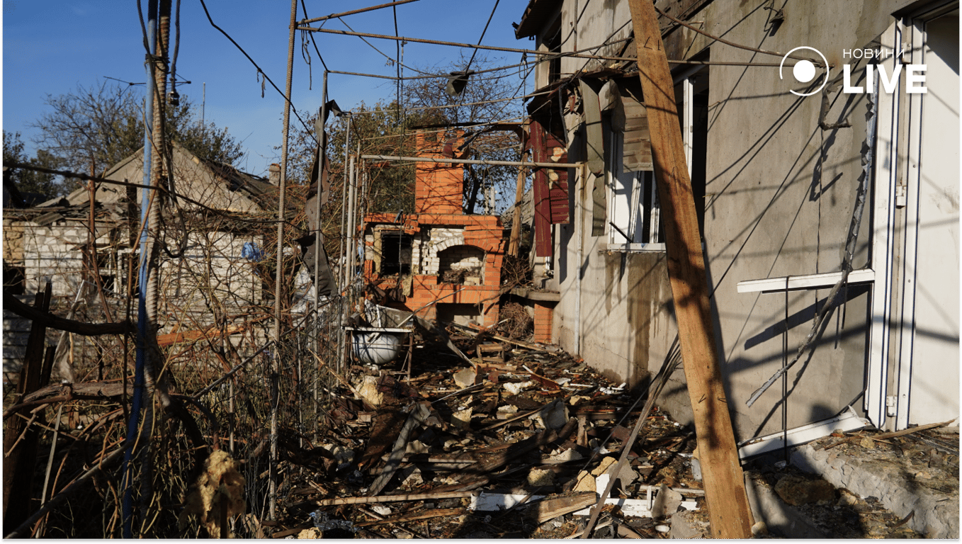 Пошкодження будинку, в який прилетів дрон. Фото: Новини.LIVE/ Анастасія Рвачова 