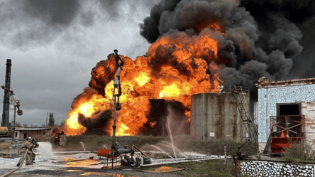 У мережі показали кадри палаючої нафтобази в Шахтарську - 285x160
