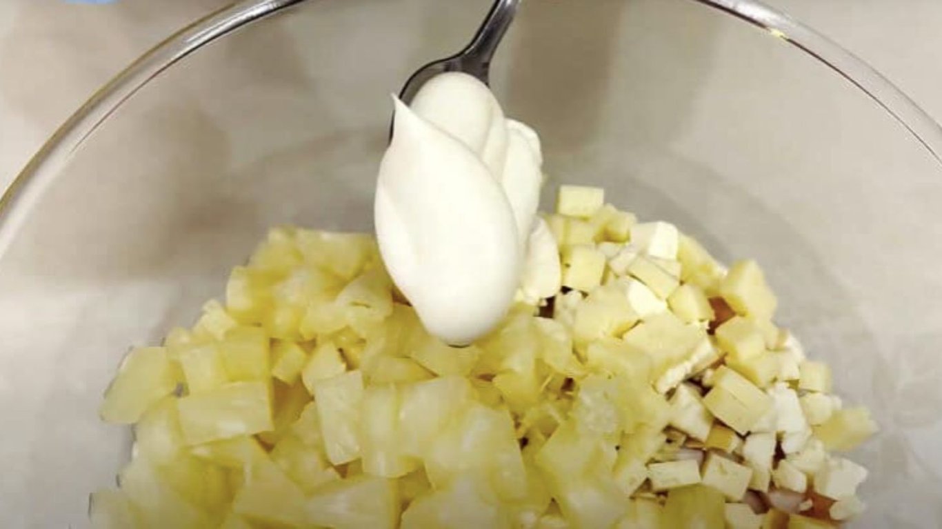 смачний та простий салат з куркою та ананасами 