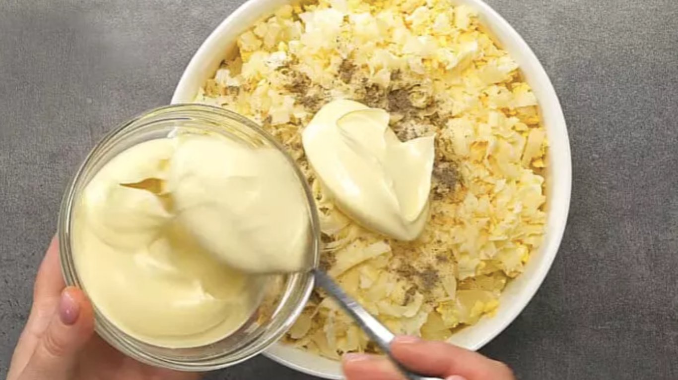 салат з копченою куркою, ананасами, яйцями