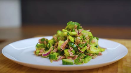 Новий салат з тунця, огірка та авокадо — збережіть до року Дракона 2024 - 285x160