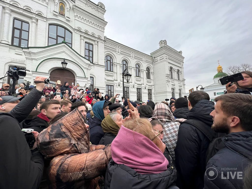 На території Лаври штовханина і сутички: УПЦ МП блокує вхід до храму |  Новини.live