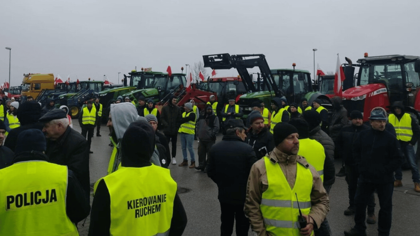 Польские фермеры начали блокировать проезд пассажирских автобусов, — соцсети