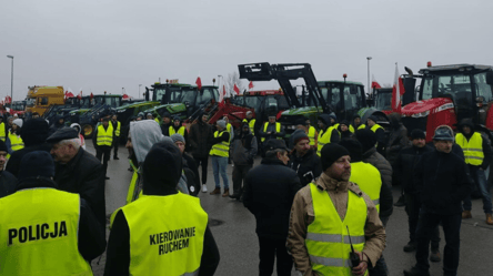 Польські фермери почали блокувати проїзд пасажирських автобусів, — соцмережі - 285x160