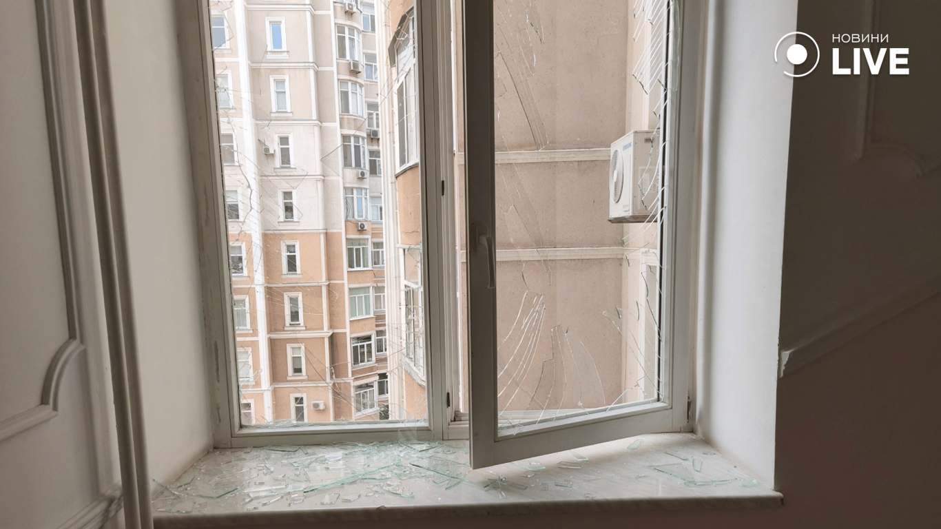 Розбите вікно у квартирі після російського удару по Одесі