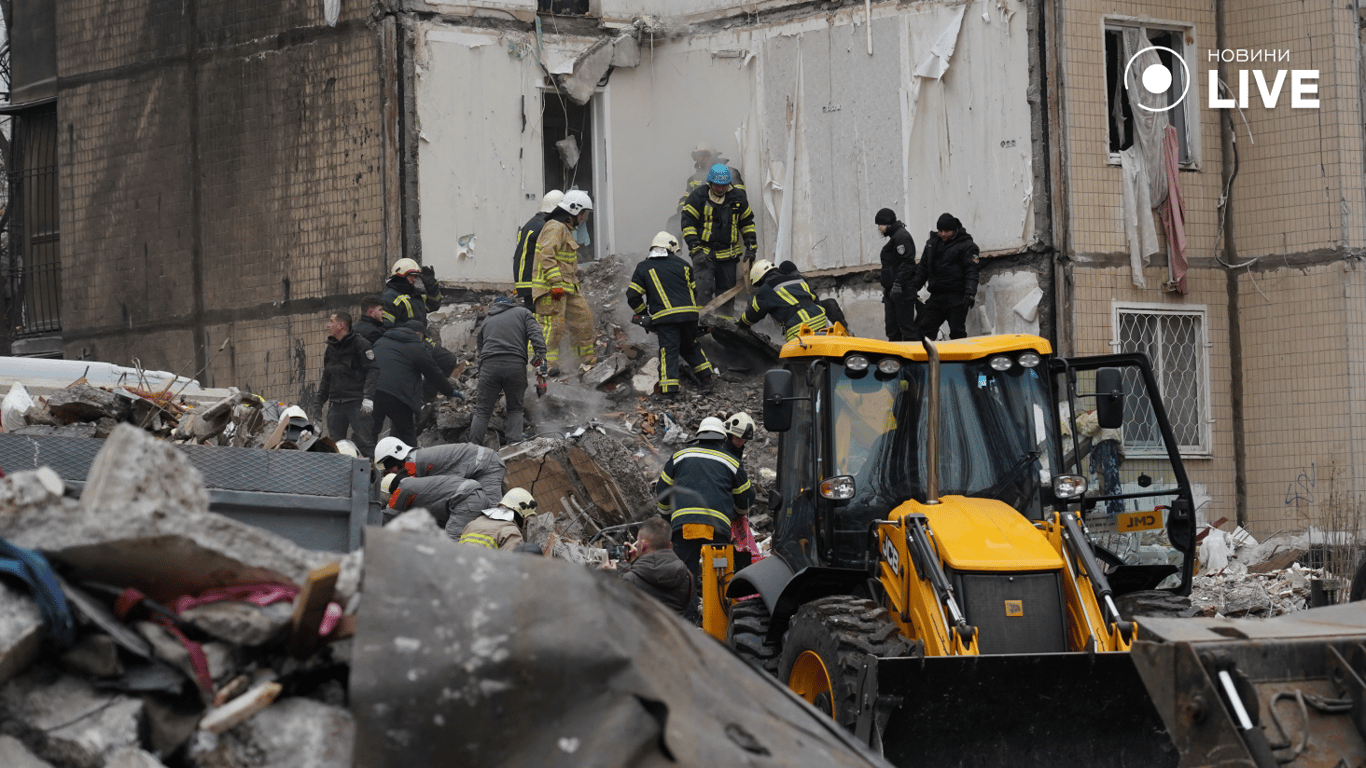 Рятувальник ДСНС розбирають завали на місті ракетного влучання в Одесі 