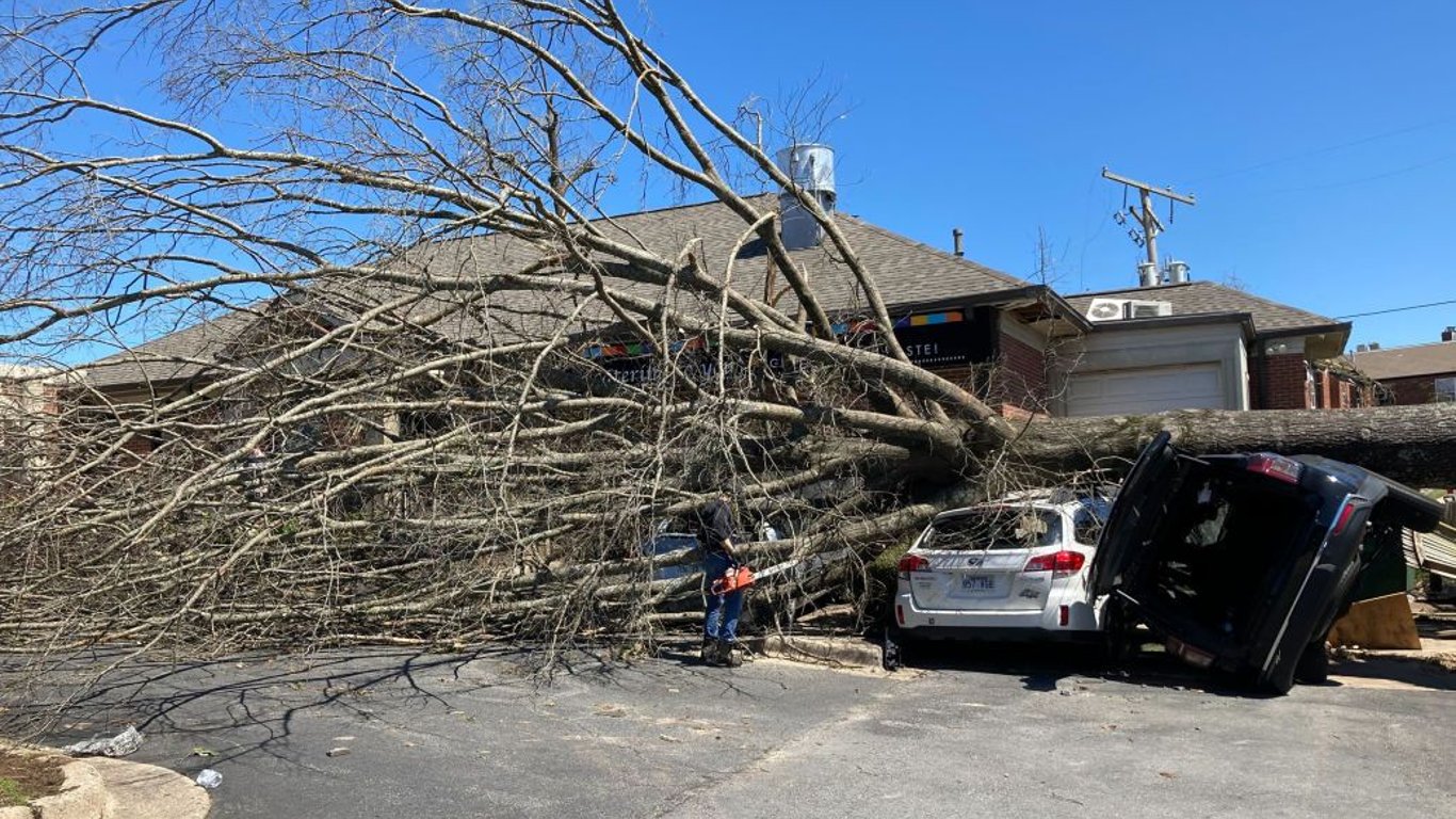 Разбрасывал автомобили и вырывал деревья: в США пронесся мощный торнадо