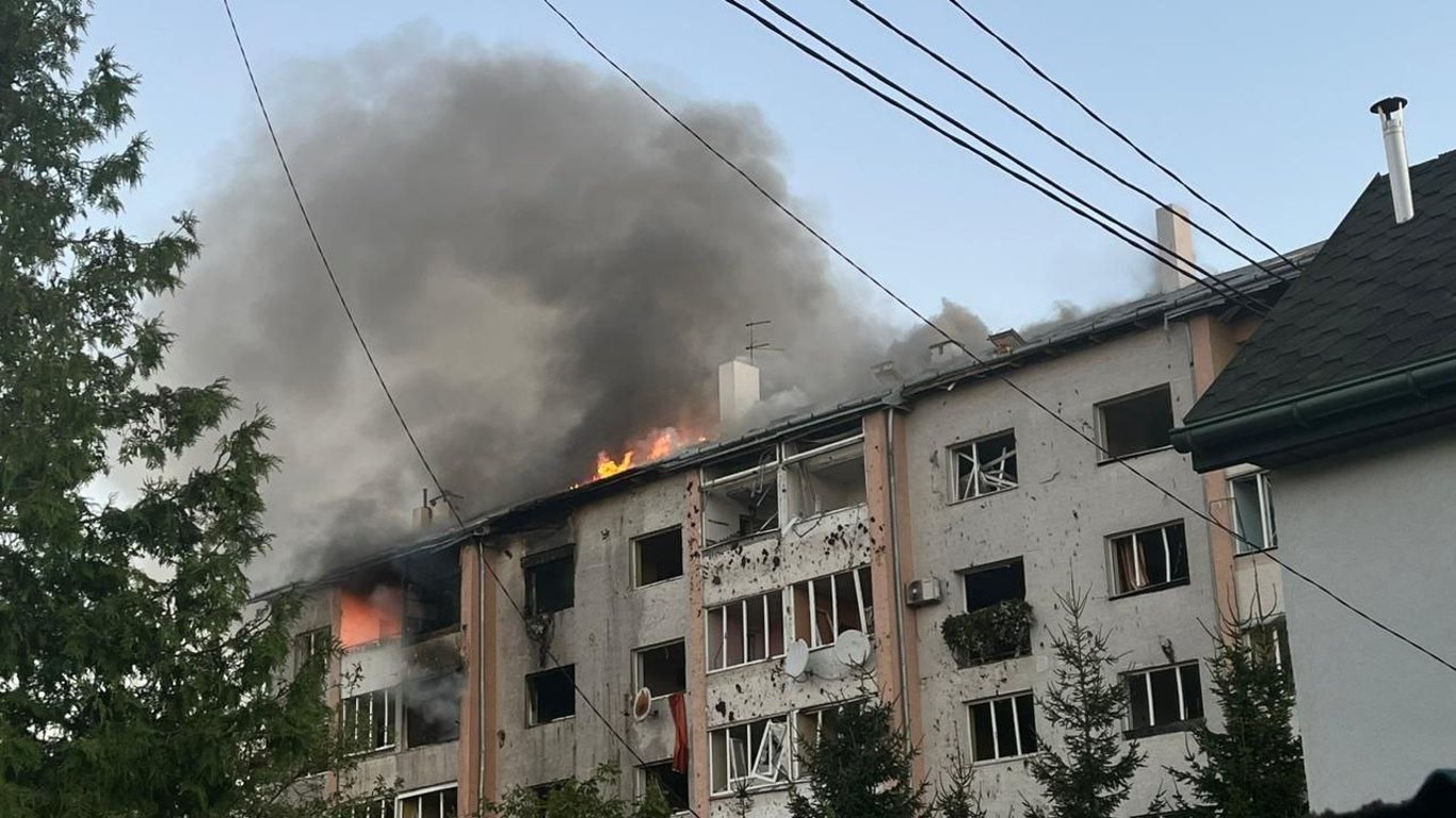 Ракетная атака по Львову: есть попадания в жилые дома